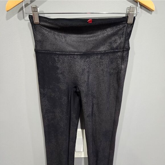 🐢 Spanx Leggings Small. Black some sheen/texture Size S - Picture 1 of 8